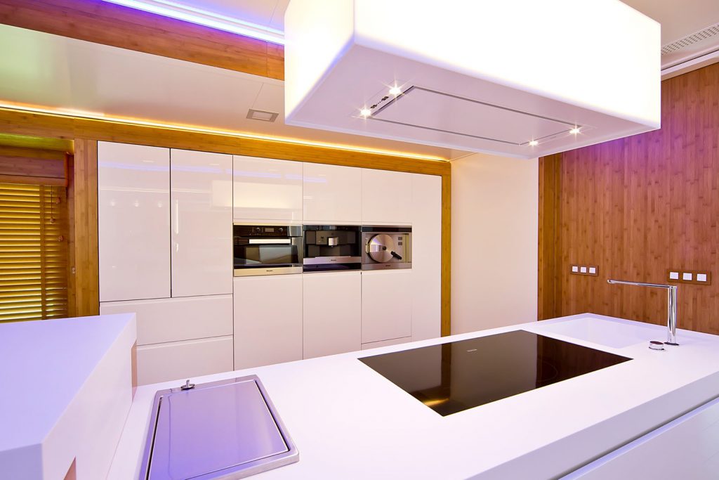 luxe woontrailer keuken met moderne meubels op maat gemaakt van hout