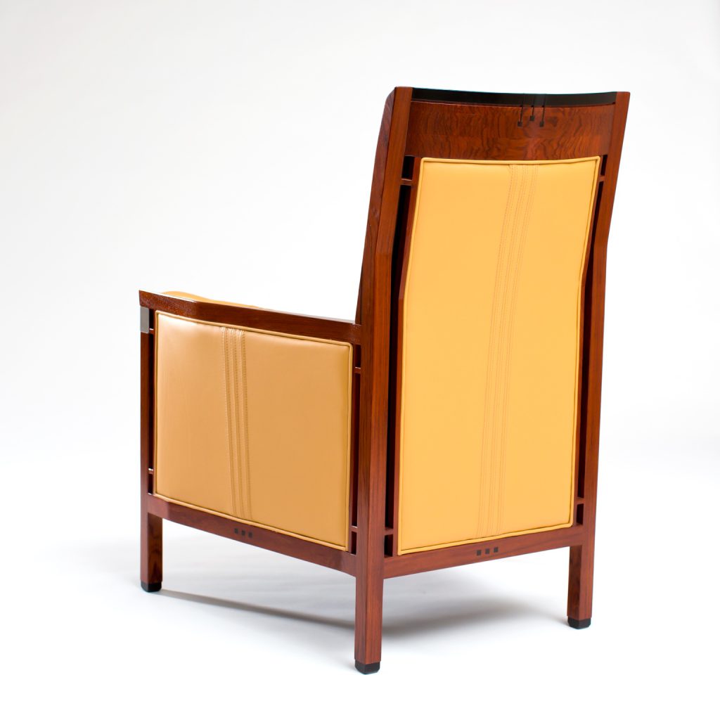 achteraanzicht houten fauteuil met gele leren bekleding