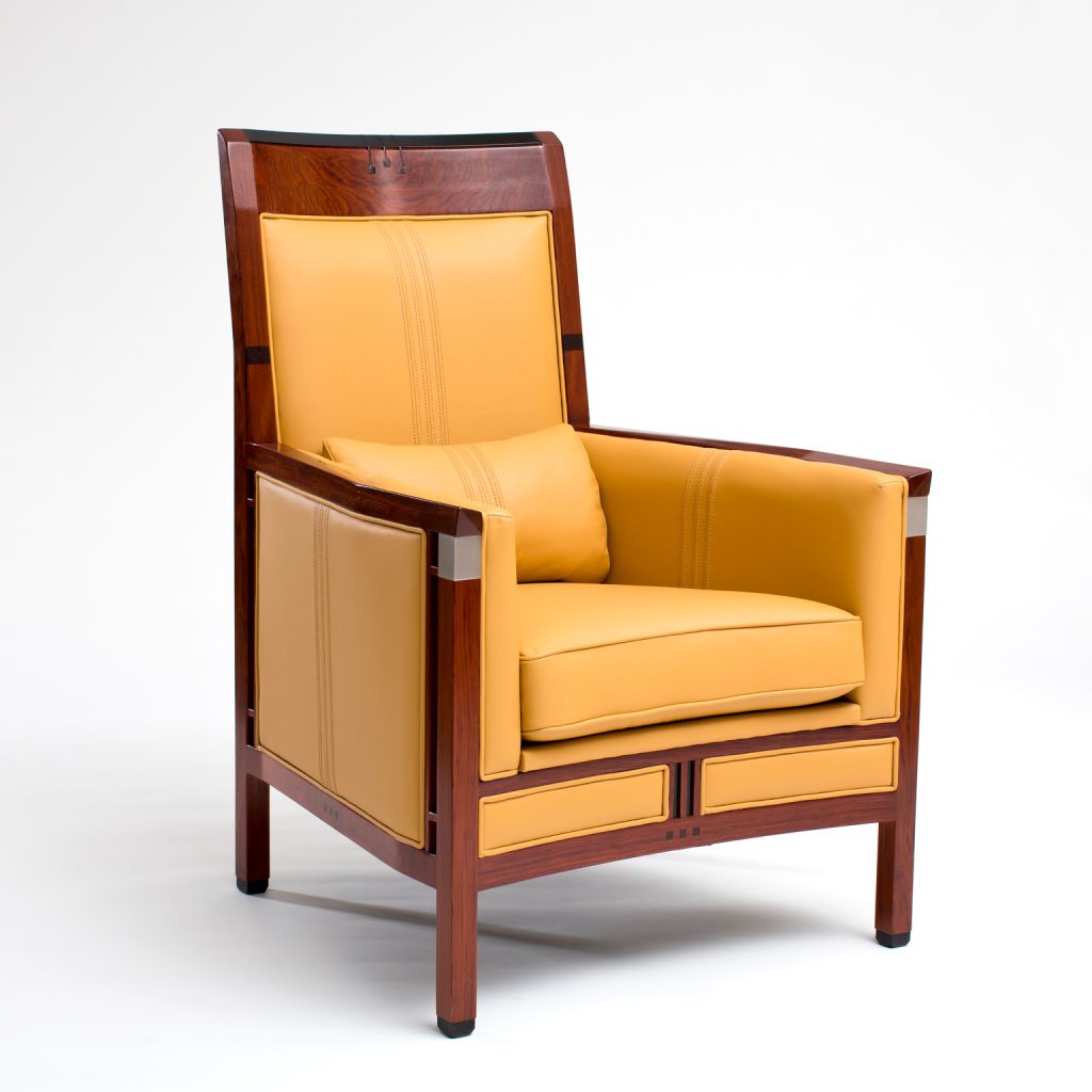 vooraanzicht houten fauteuil met gele leren bekleding