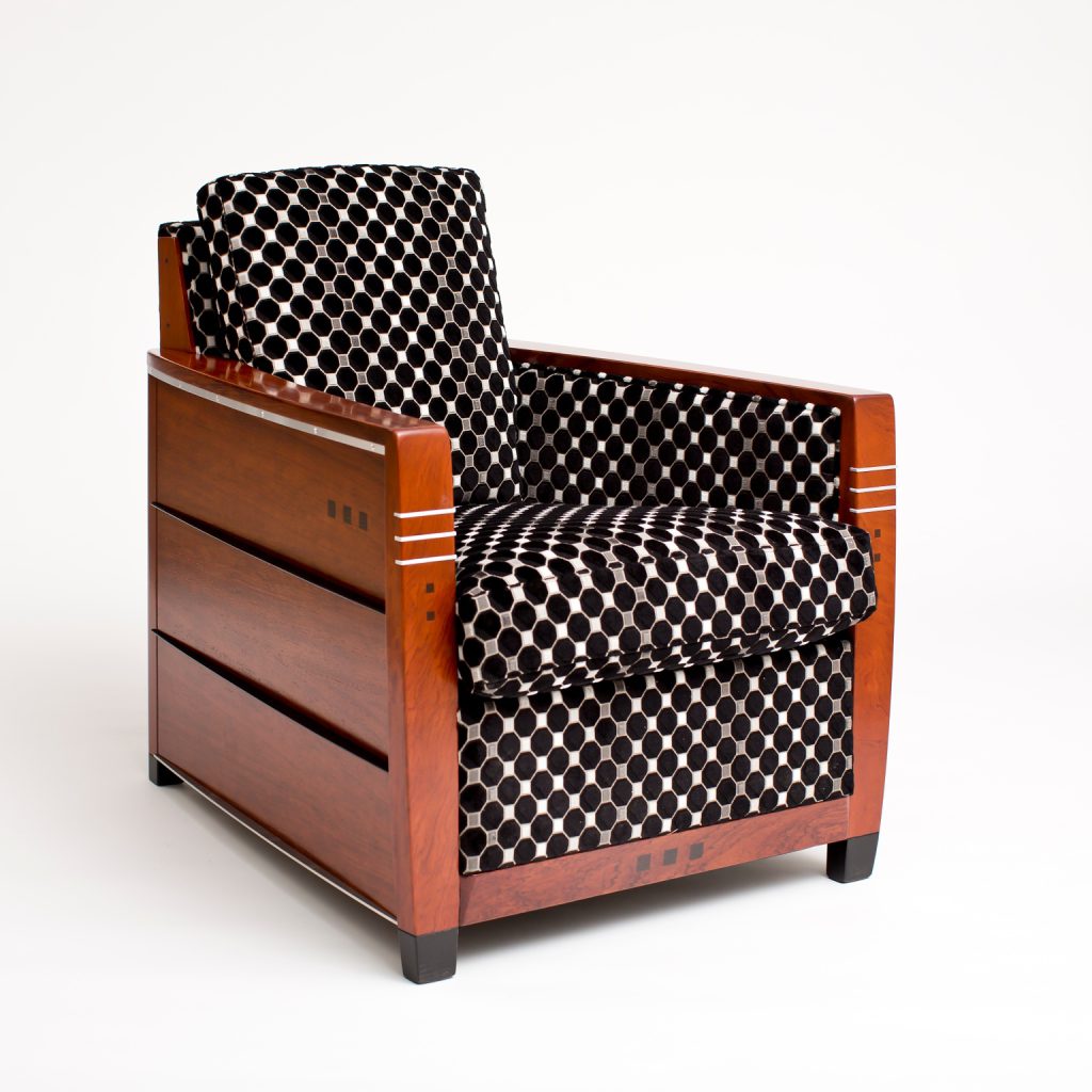 vooraanzicht houten fauteuil met stoffen bekleding met een zwartwit patroon