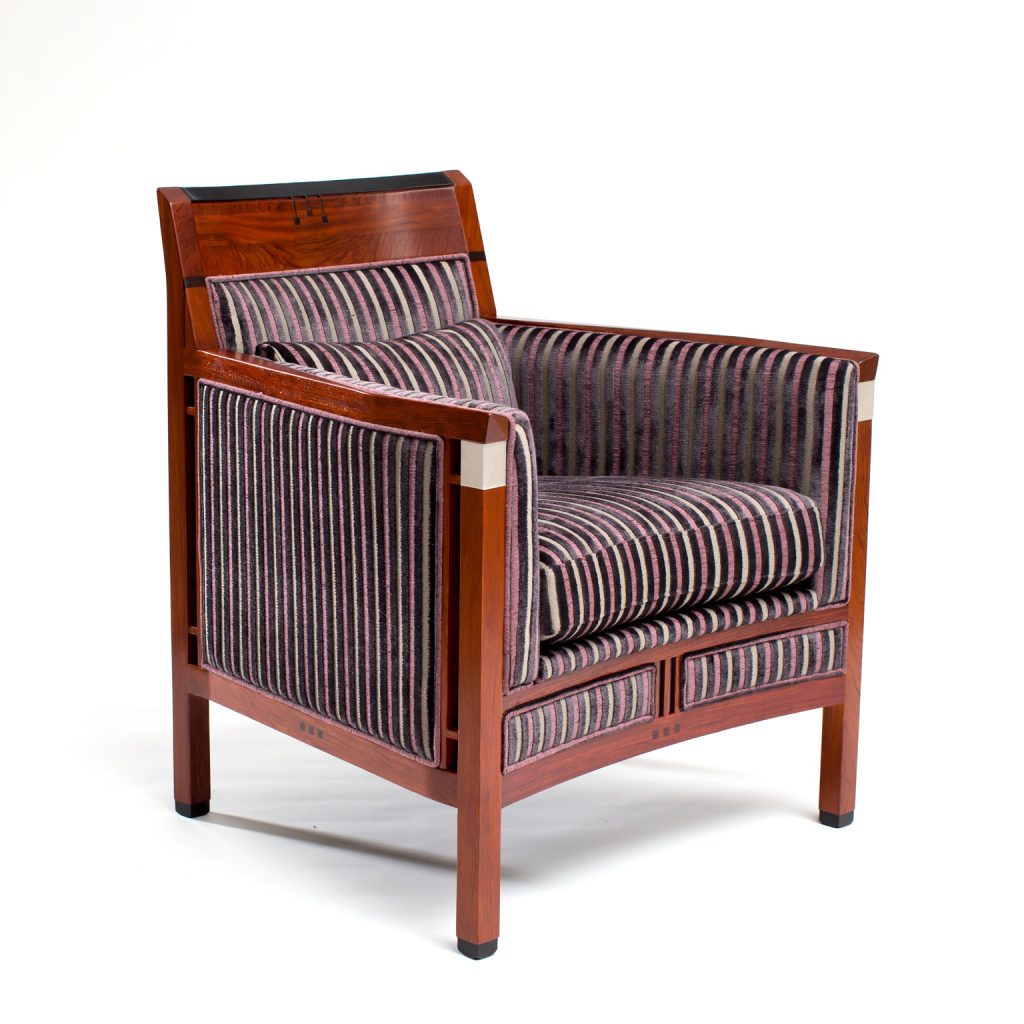 vooraanzicht houten fauteuil met stoffen bekleding