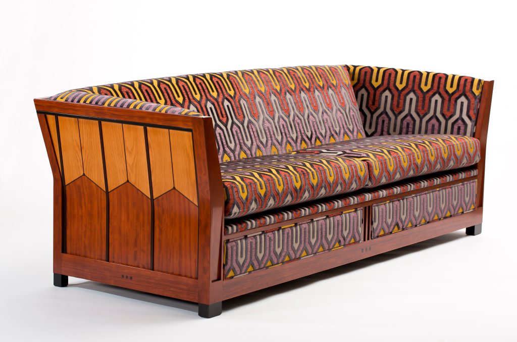 vooraanzicht houten bank met stoffen bekleding met een kleurrijk patroon