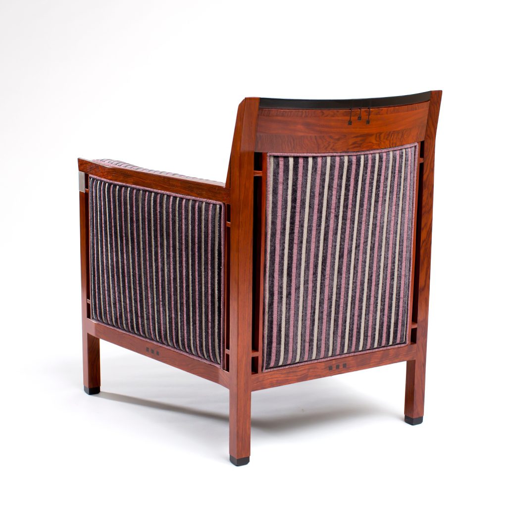 achteraanzicht houten fauteuil met stoffen bekleding