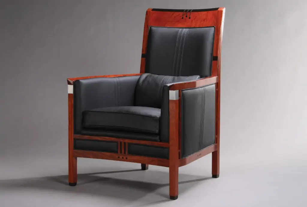 vooraanzicht houten fauteuil met zwarte leren bekleding