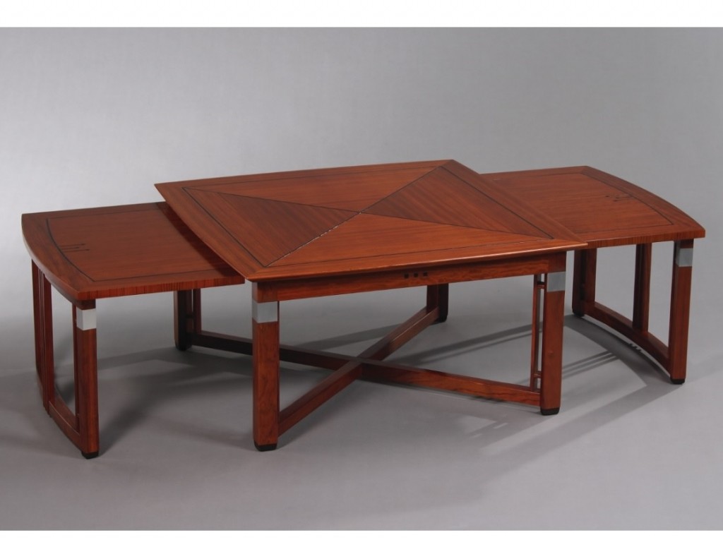 vierkante houten salontafel met twee uitgeschoven uitschuifbladen