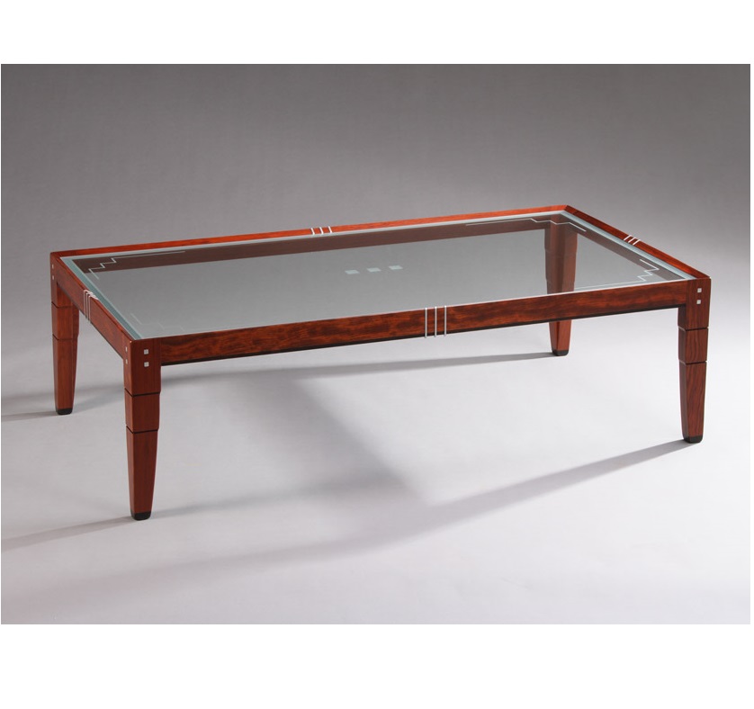 rechthoekige houten salontafel met een glazen blad