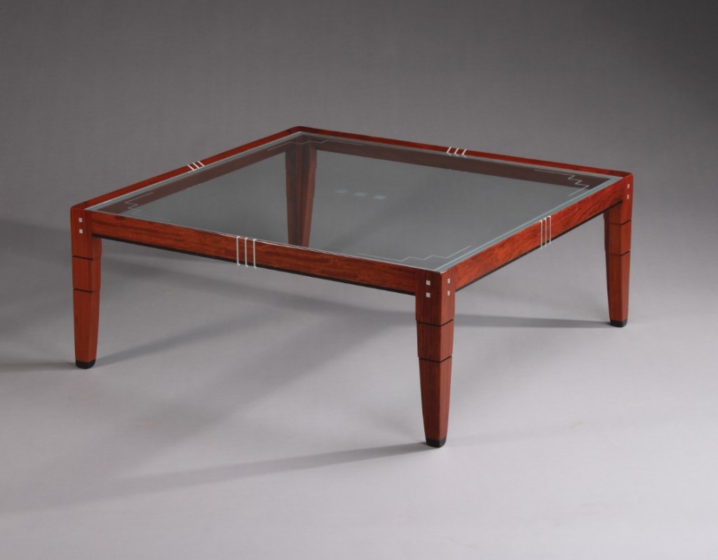 vierkante houten salontafel met een glazen blad