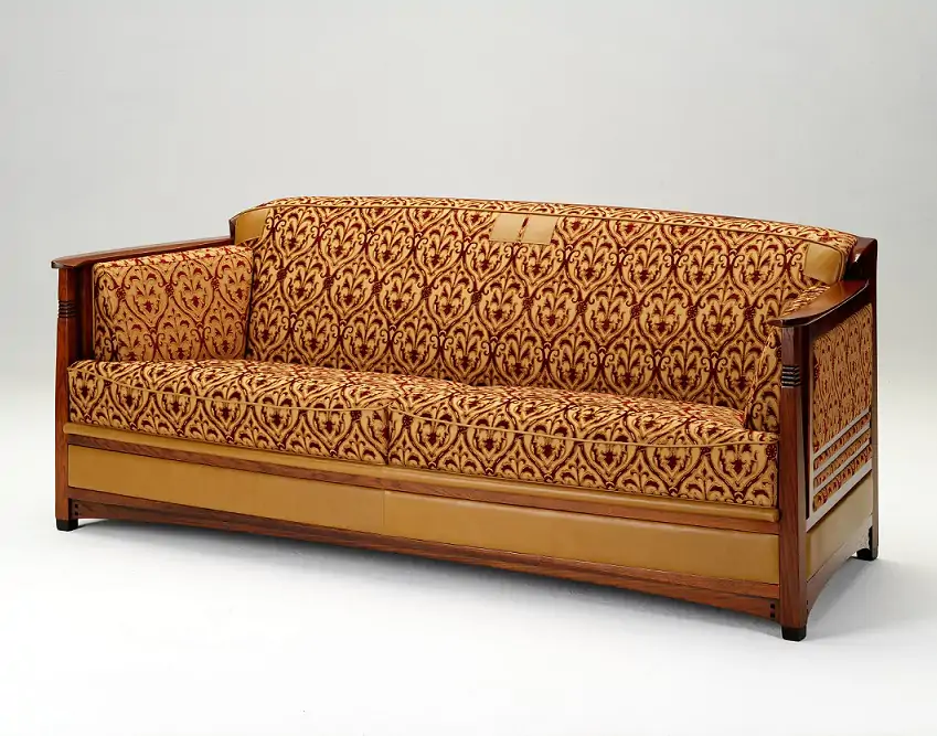houten bank met gele zitkussens met een bruin motief