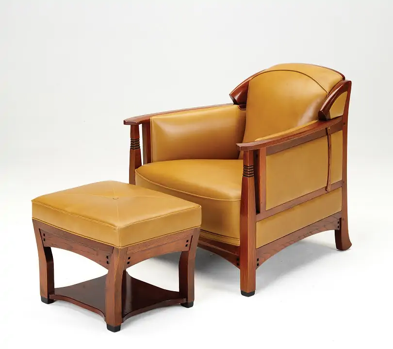 houten fauteuil en hocker met leren zitkussens