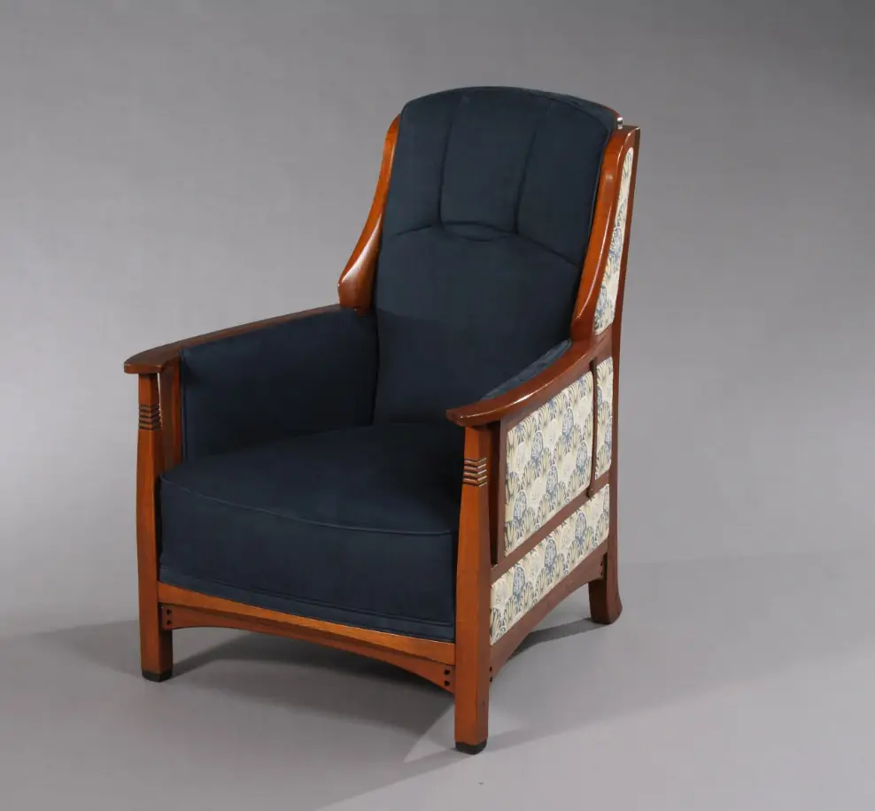 houten fauteuil met patroon decoratie op zijden en zit en rugkussens