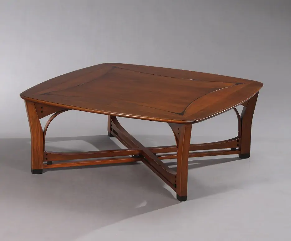 houten salontafel met een lichte ronding in het blad
