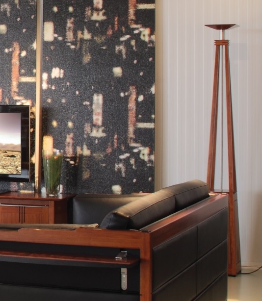 houten vloerlamp in een woonkamer met een tv en fauteuil